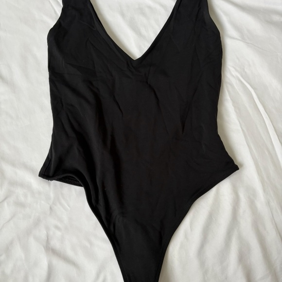 Black V-Neck Bodysuit Babaton - Picture 1 of 2